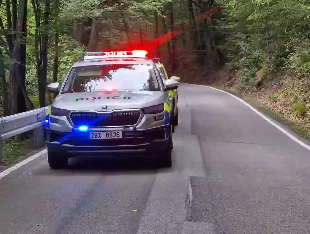 Opitý muž viezol v aute päť detí. Po náraze do stromu jedno z nich zomrelo