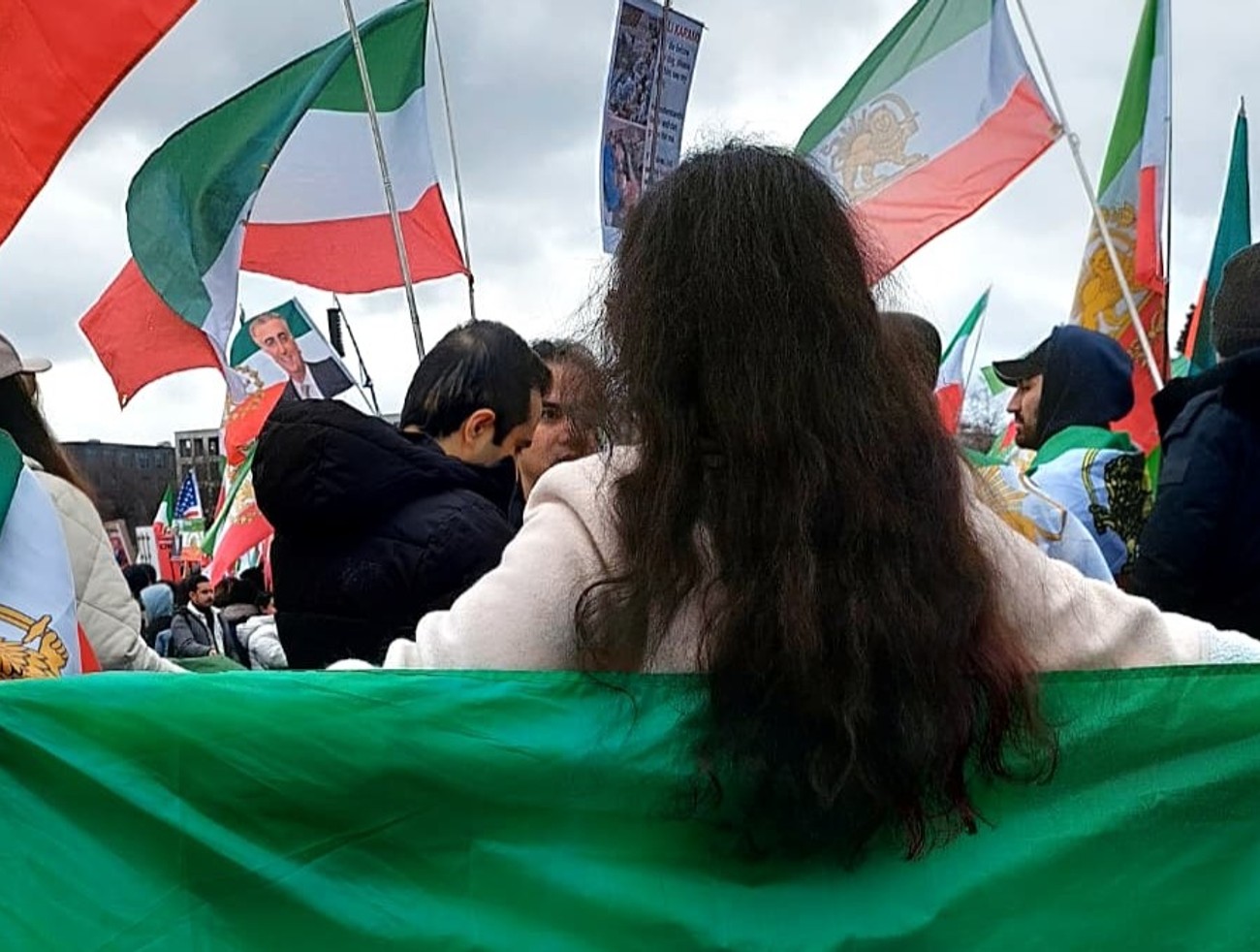 Iránka Maryam otvorene o vojne a islamskom režime: Všetko tam riadi propaganda, ľudí zabíjajú na uliciach