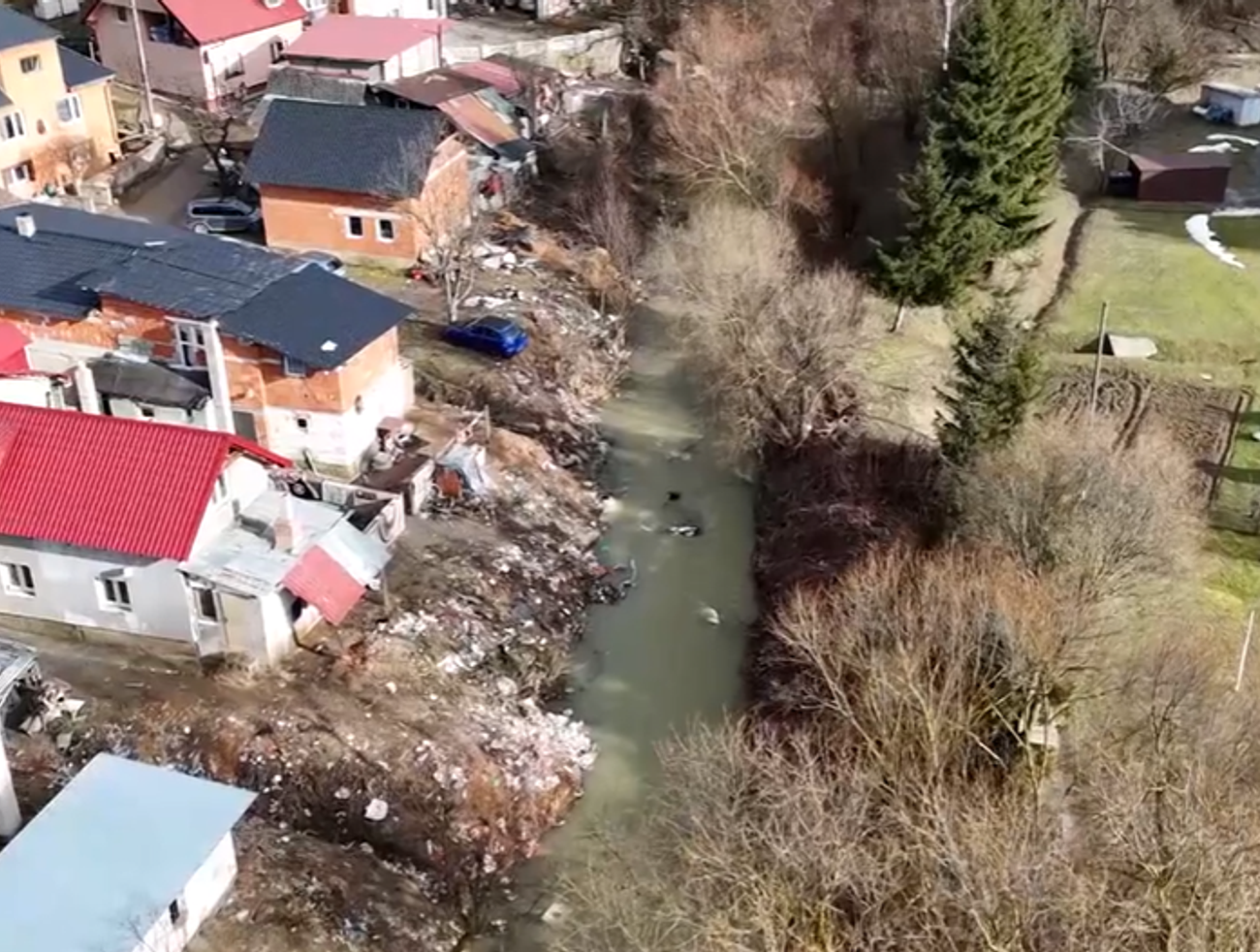 Marek (2) po páde do potoka naďalej bojuje o život. Oživovali ho až traja ľudia