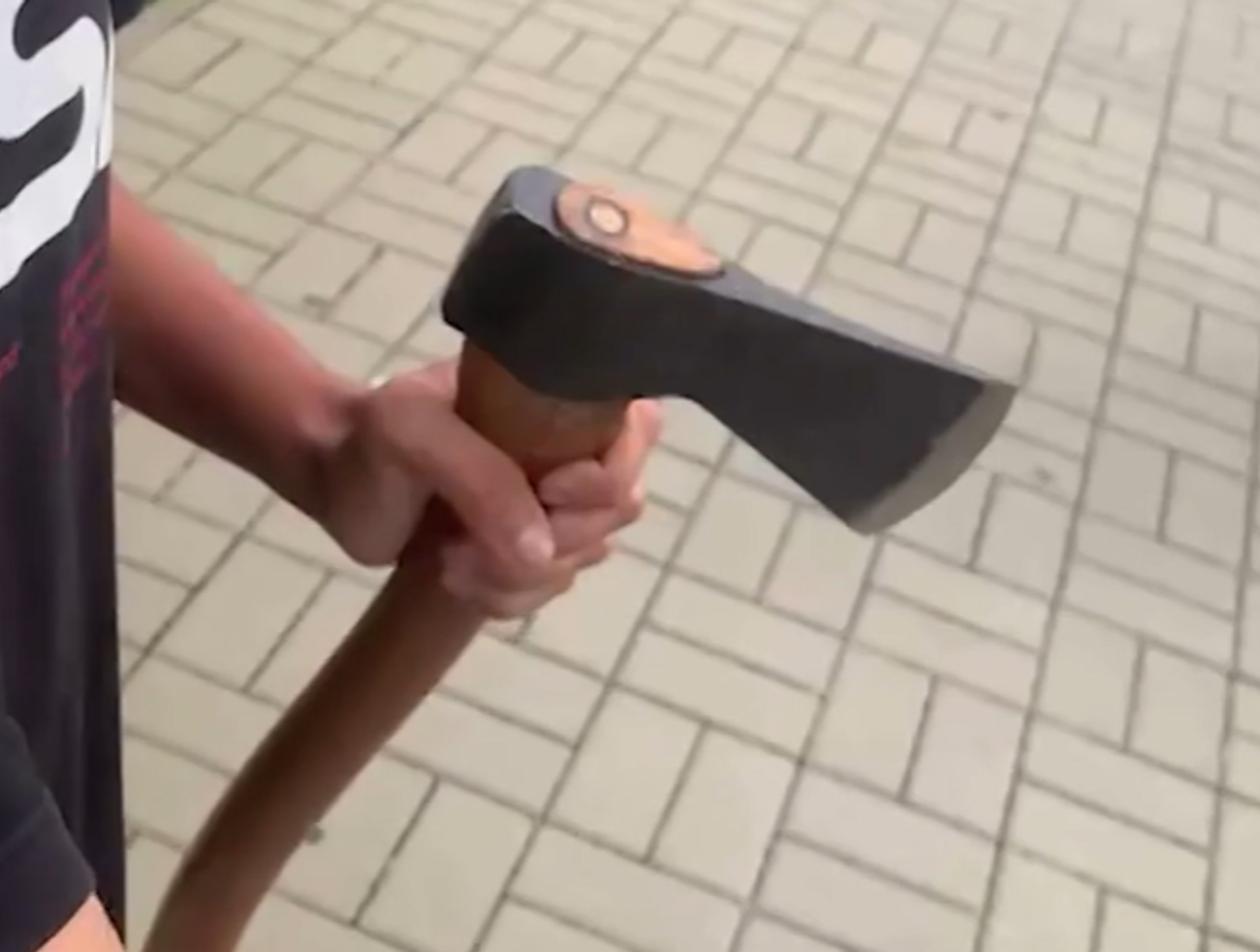 Mladík v Čeľadiciach sa so sekerou v ruke vyhrážal žiakom. Učitelia školy žijú v strachu