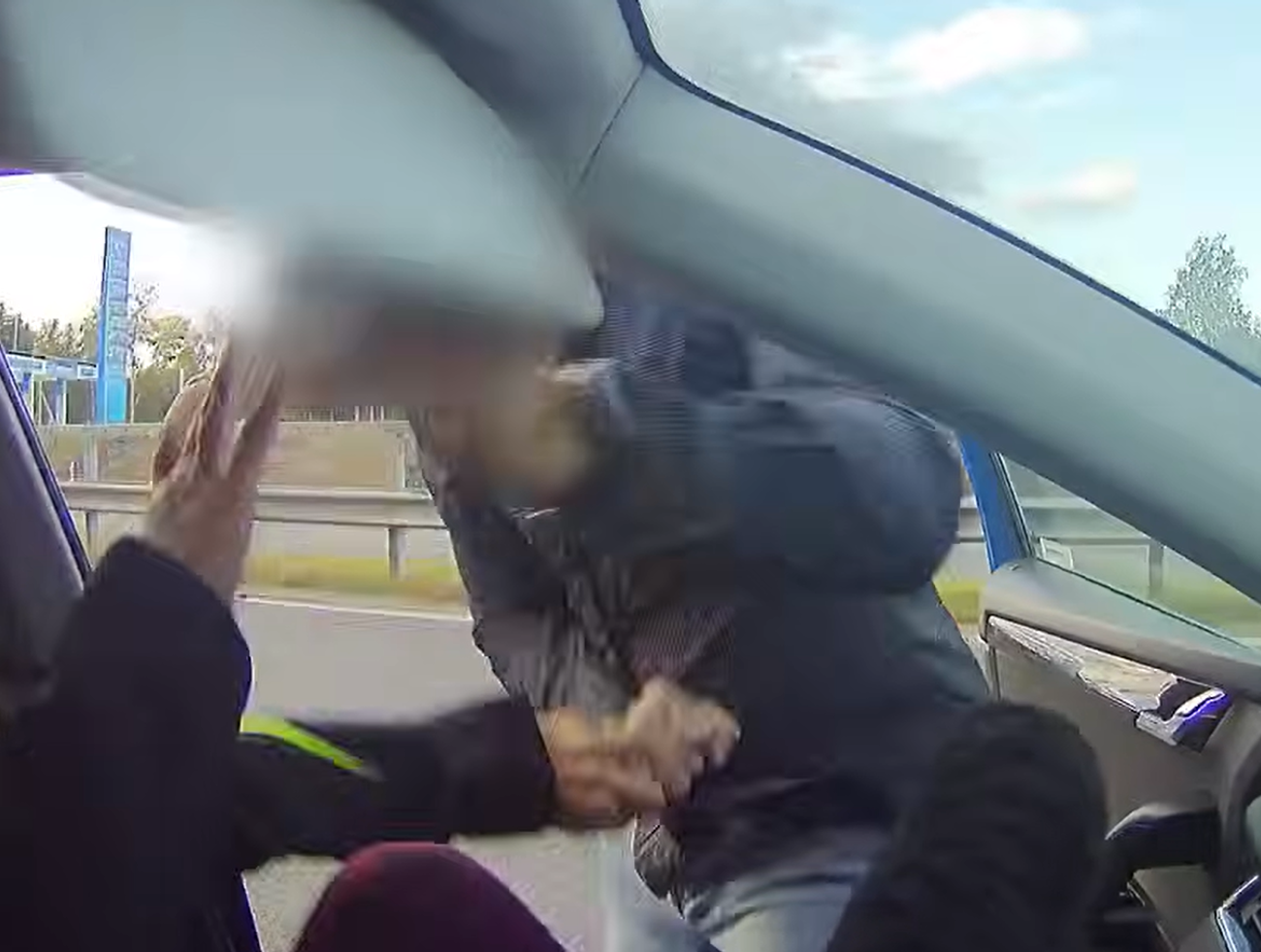 Vodič napadol matku pred dcérou. „Nenazýval by som to bitkou,“ tvrdí aj to, že ho provokovala