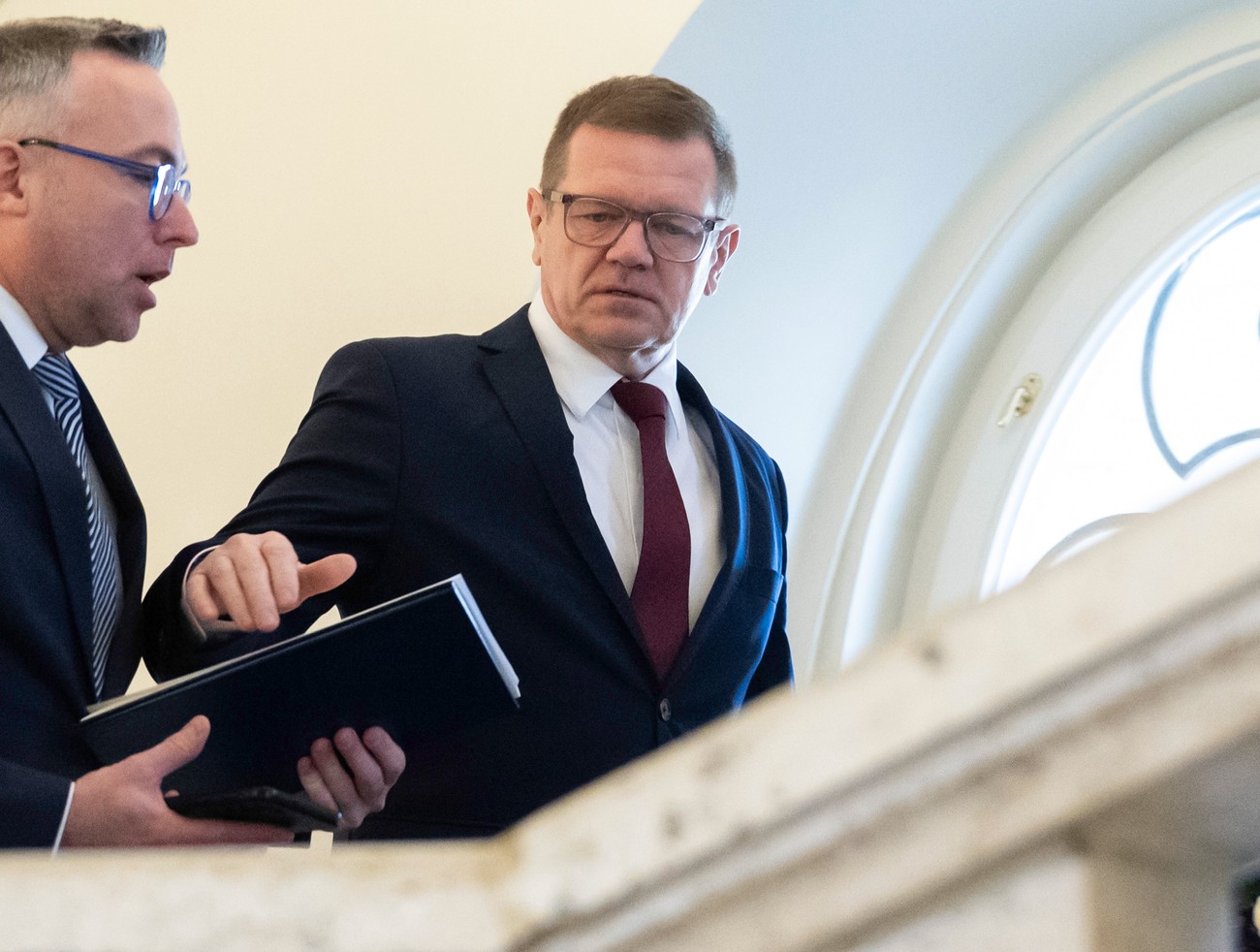 Fico podáva návrh na odvolanie podpredsedu Kmeca. Eštok tvrdí, že o demisii už bolo rozhodnuté