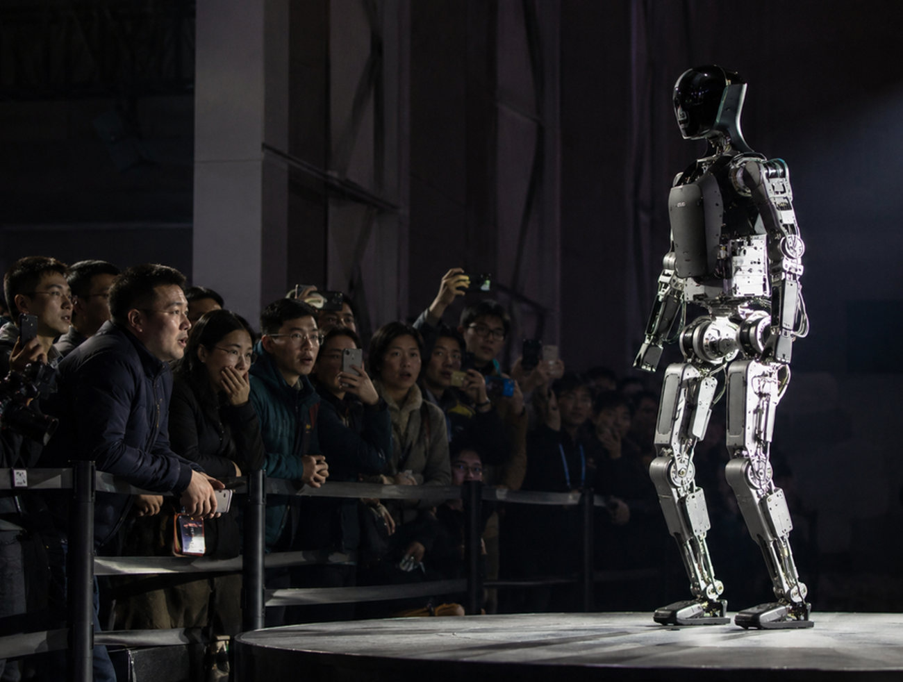 VIDEO: Robot v Číne kopol dieťa do brucha