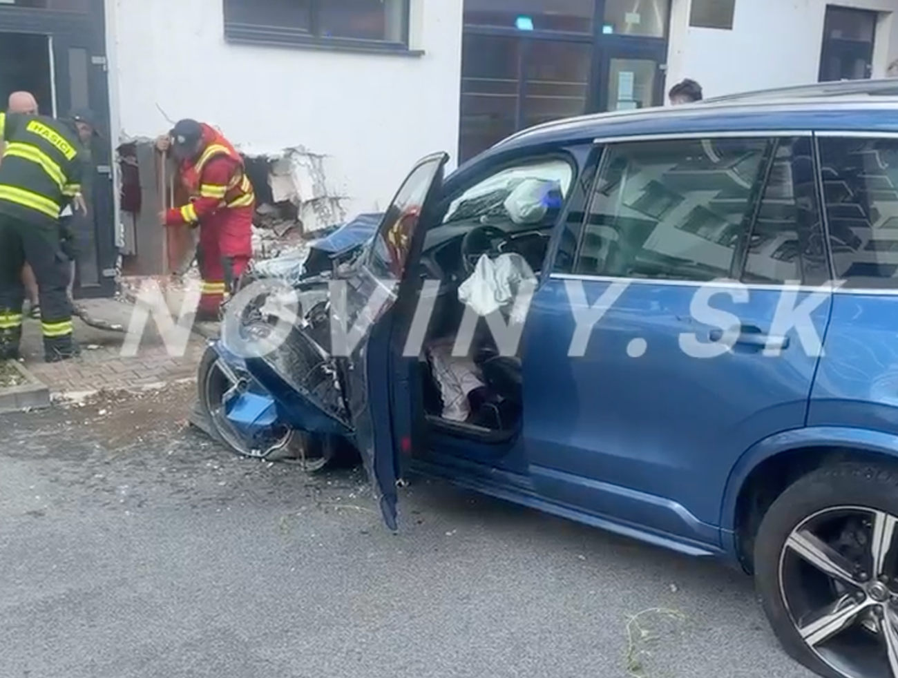 Vodička pod vplyvom narazila do steny, v ktorej zostala diera. Poškodila aj elektrickú prípojku