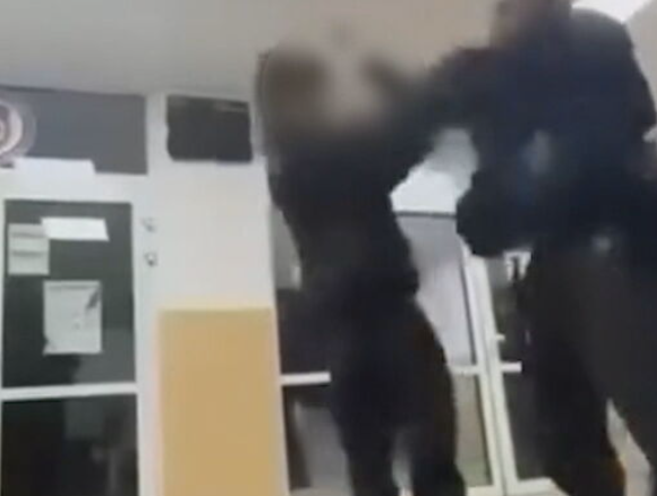 Šokujúce video z policajnej stanice v Galante: Policajt dal 15-ročnému chlapcovi niekoľko faciek