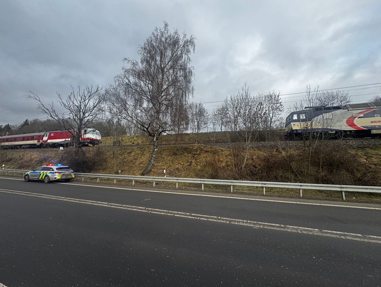 Vlaky sa tesne vyhli zrážke pri Liptovskom Hrádku. Zastali len pár metrov od seba