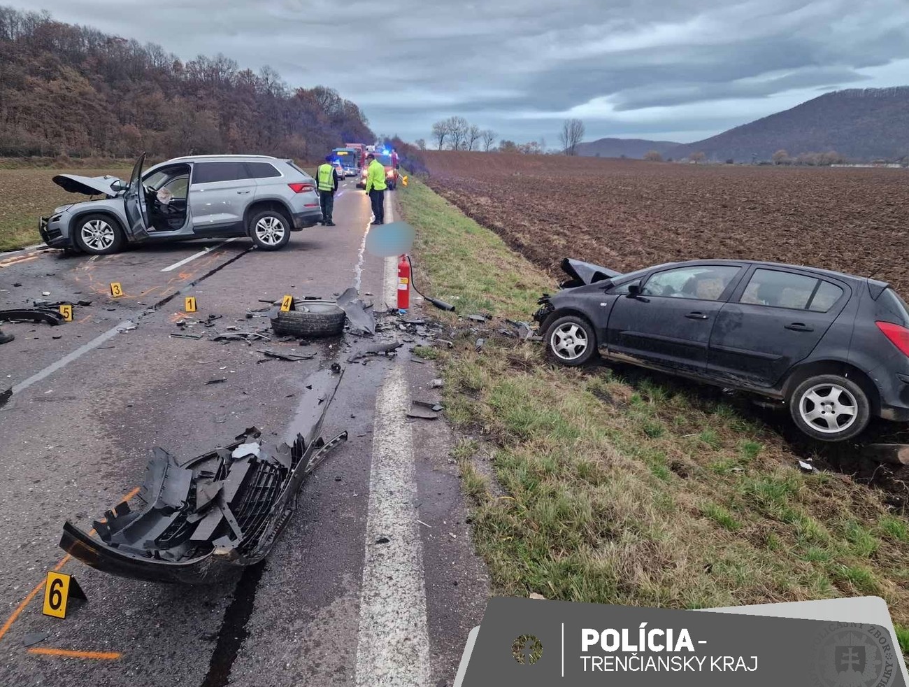 Po zrážke dvoch áut zomrel 55-ročný muž, traja ďalší sa zranili