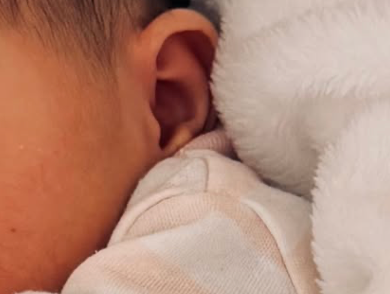 Slovenský spevák sa stal otcom: Po uši zamilovaný!