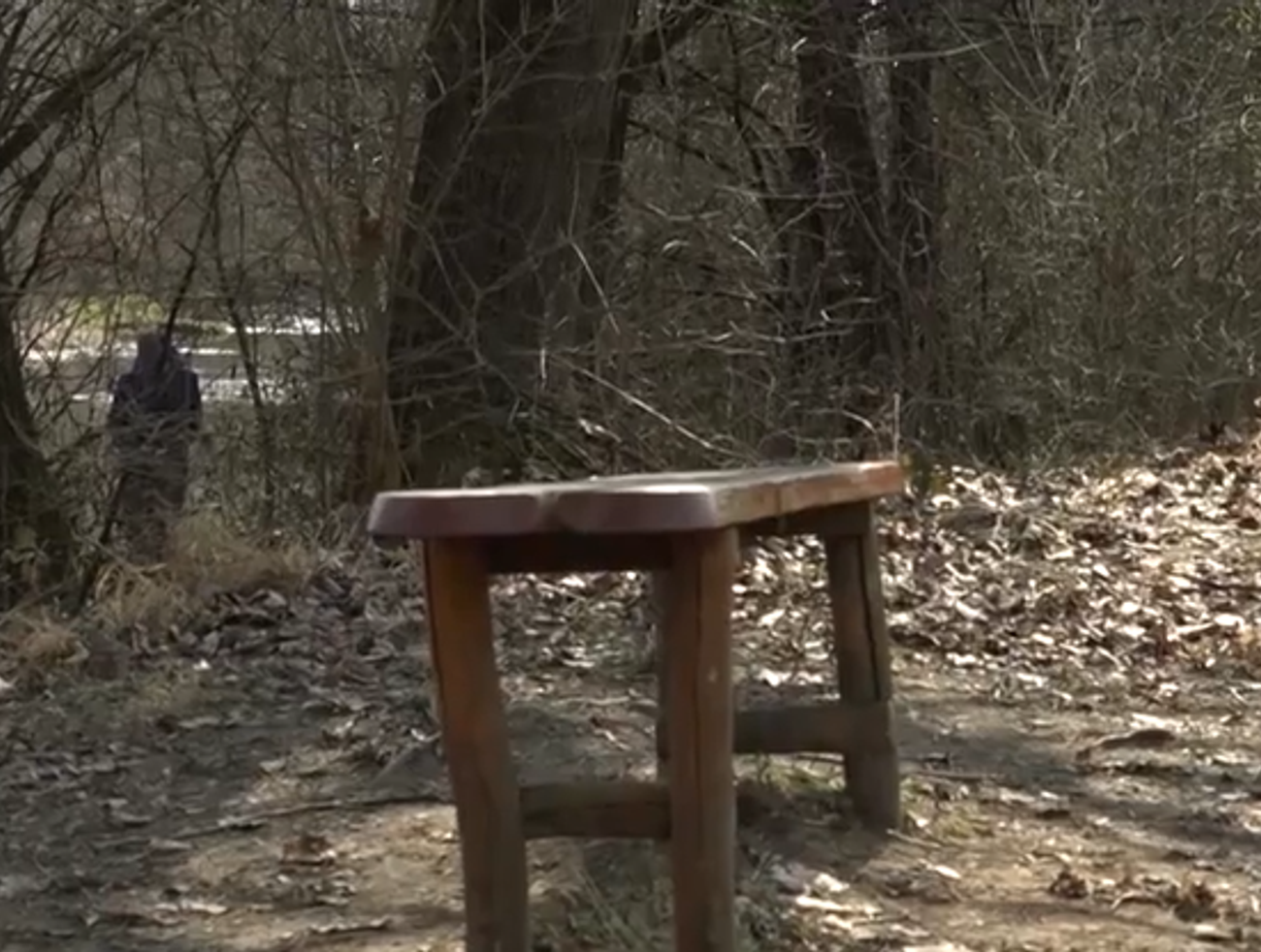 Na lavičke zanechal len topánku a kľúče. Telo muža našli o deň neskôr v rieke Ondava