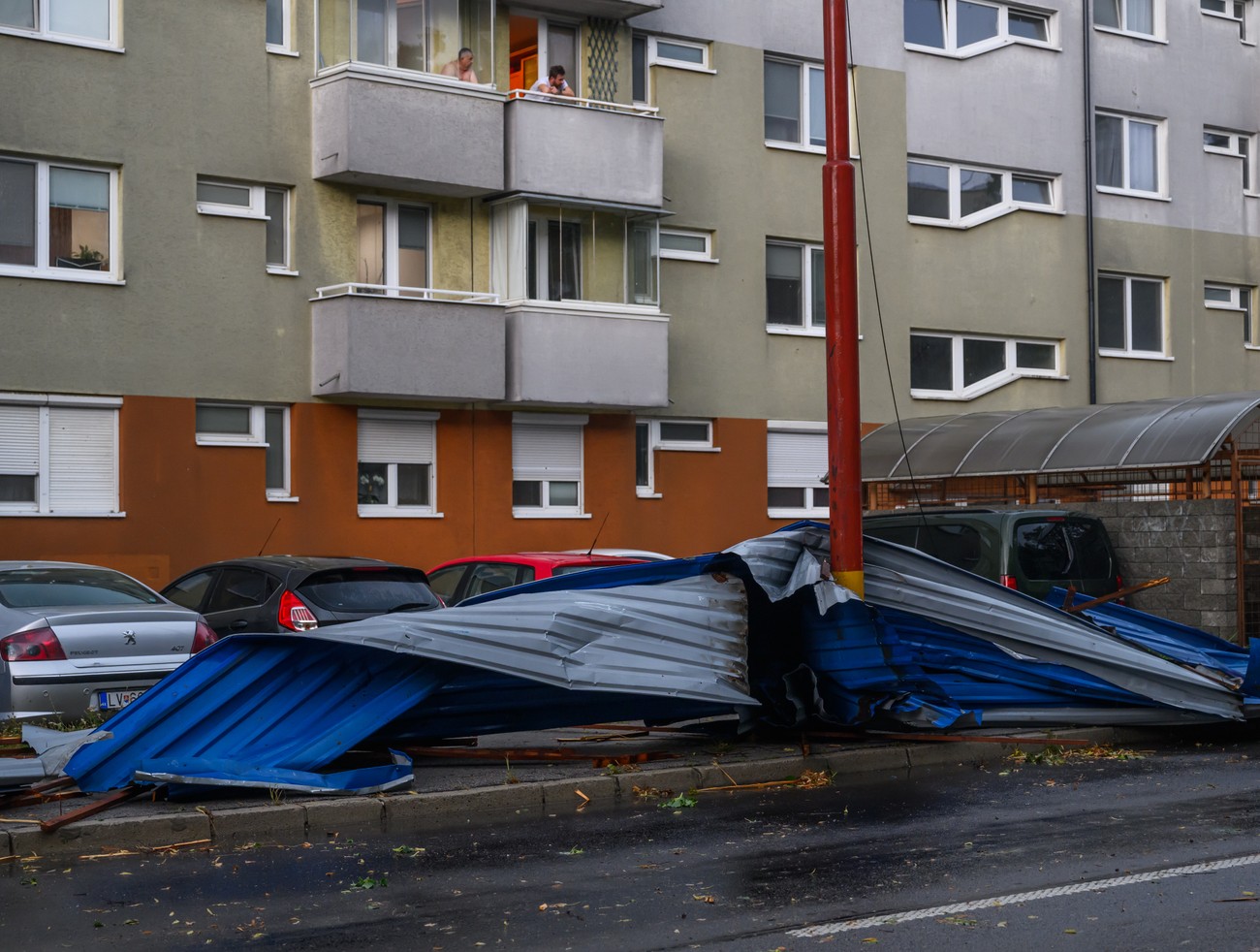 Odtrhnuté strechy a zlomené stromy: Slovensko zasiahla silná búrka, hrozia povodne