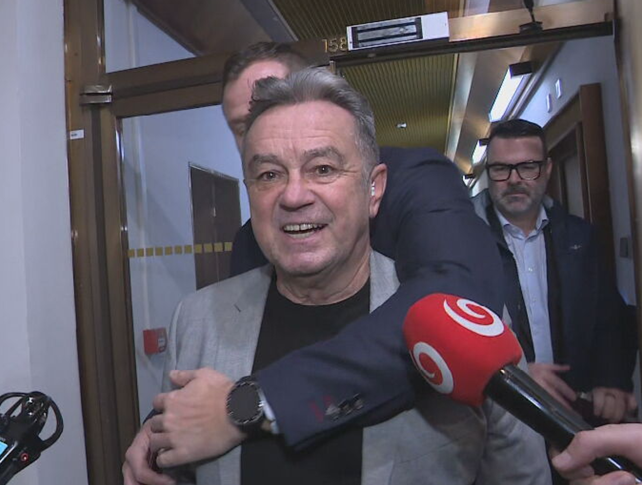 Exkluzívne video: Pročko a Vlček demonštrujú fyzickú potýčku v parlamente