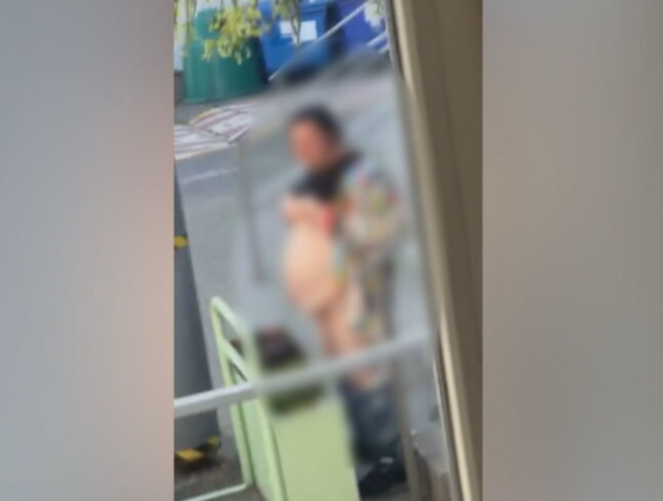 Žena sa vyzliekala pri škole aj na zastávke. Pred študentmi si chytala prsia