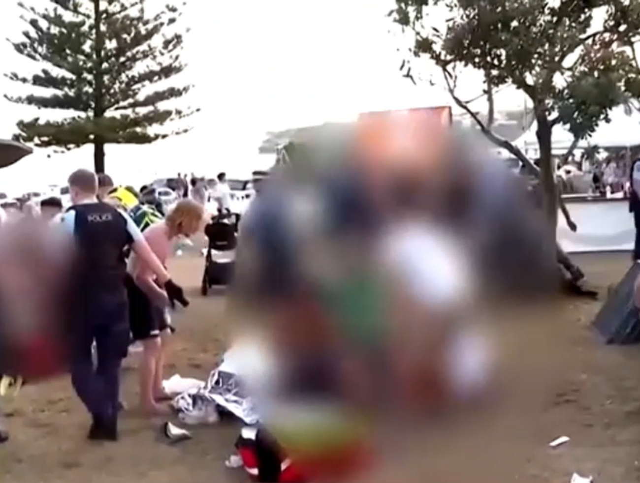 Krvavá streľba na pláži v Sydney má jedenásť obetí. Útok označili za teroristický čin