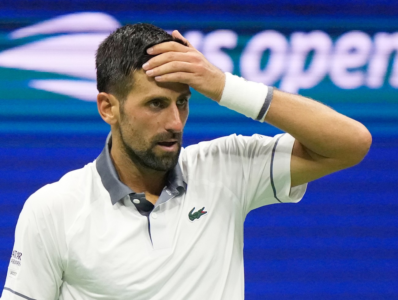 Zlomený DJOKOVIČ končí na US Open hneď v prvom kole