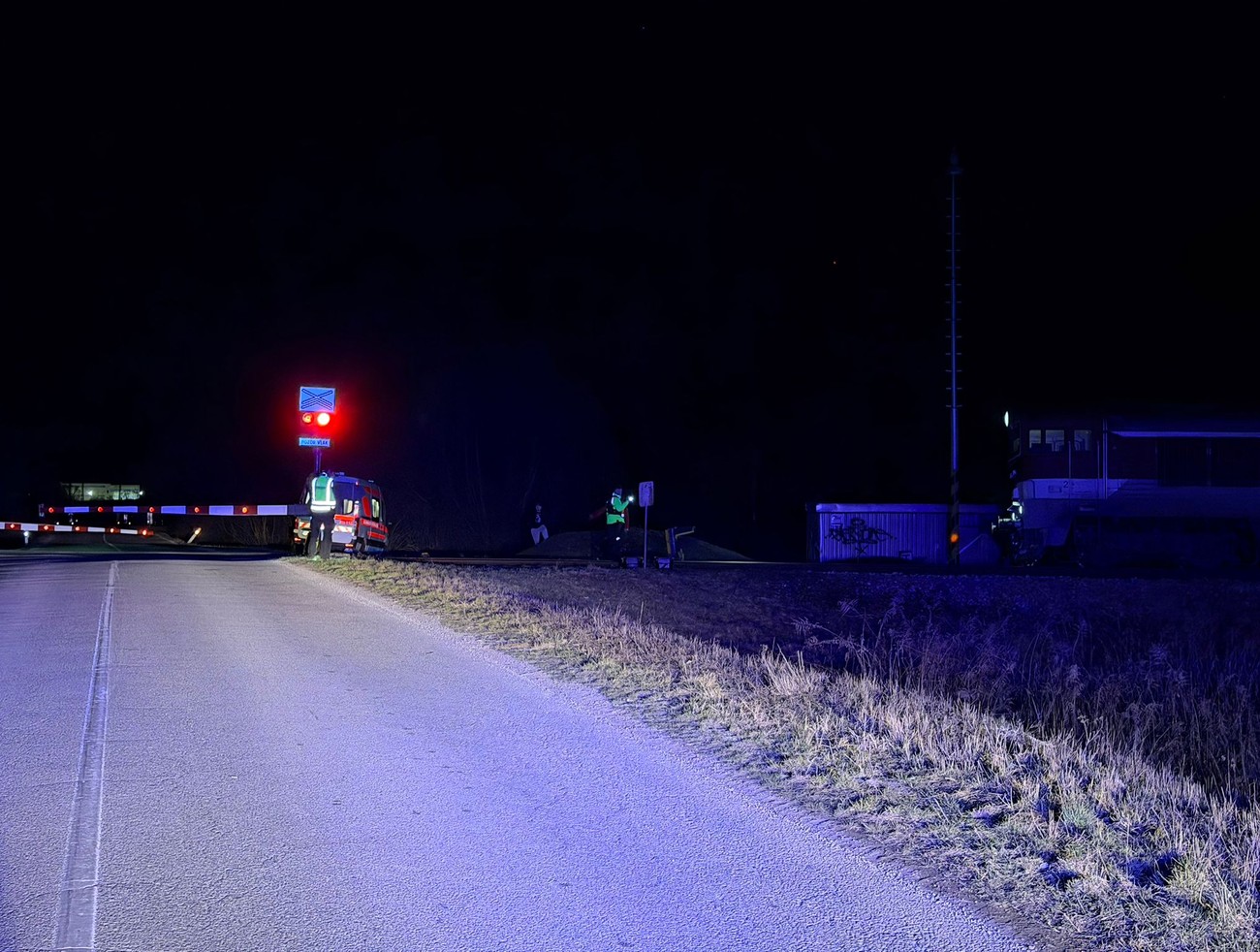 Vlak zrazil muža sediaceho na koľajniciach. Mal pri sebe fľašu alkoholu