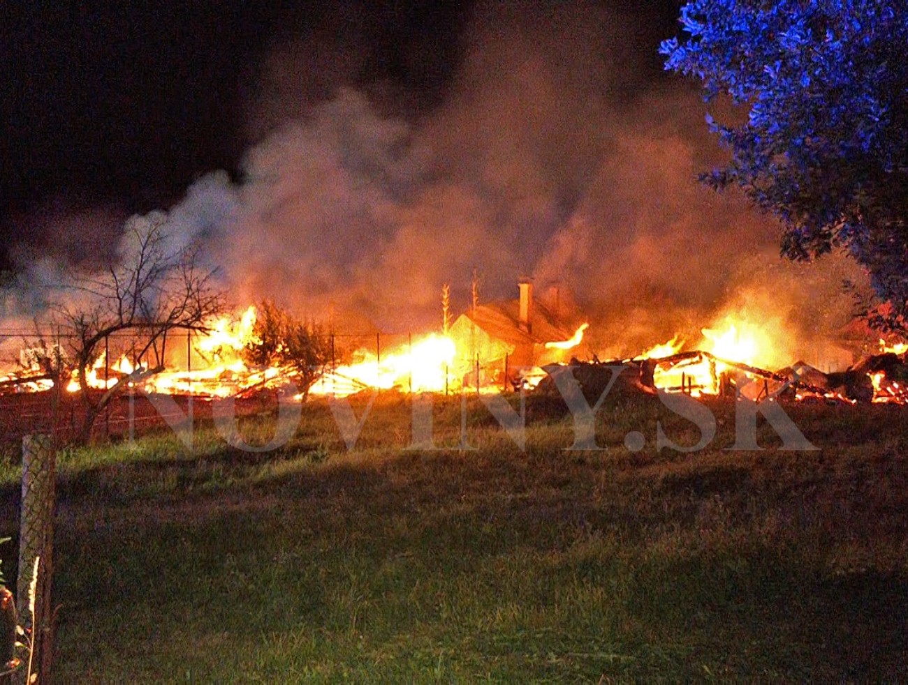 FOTO: Obrovský požiar pri Brezne. Plamene zničili päť rodinných domov