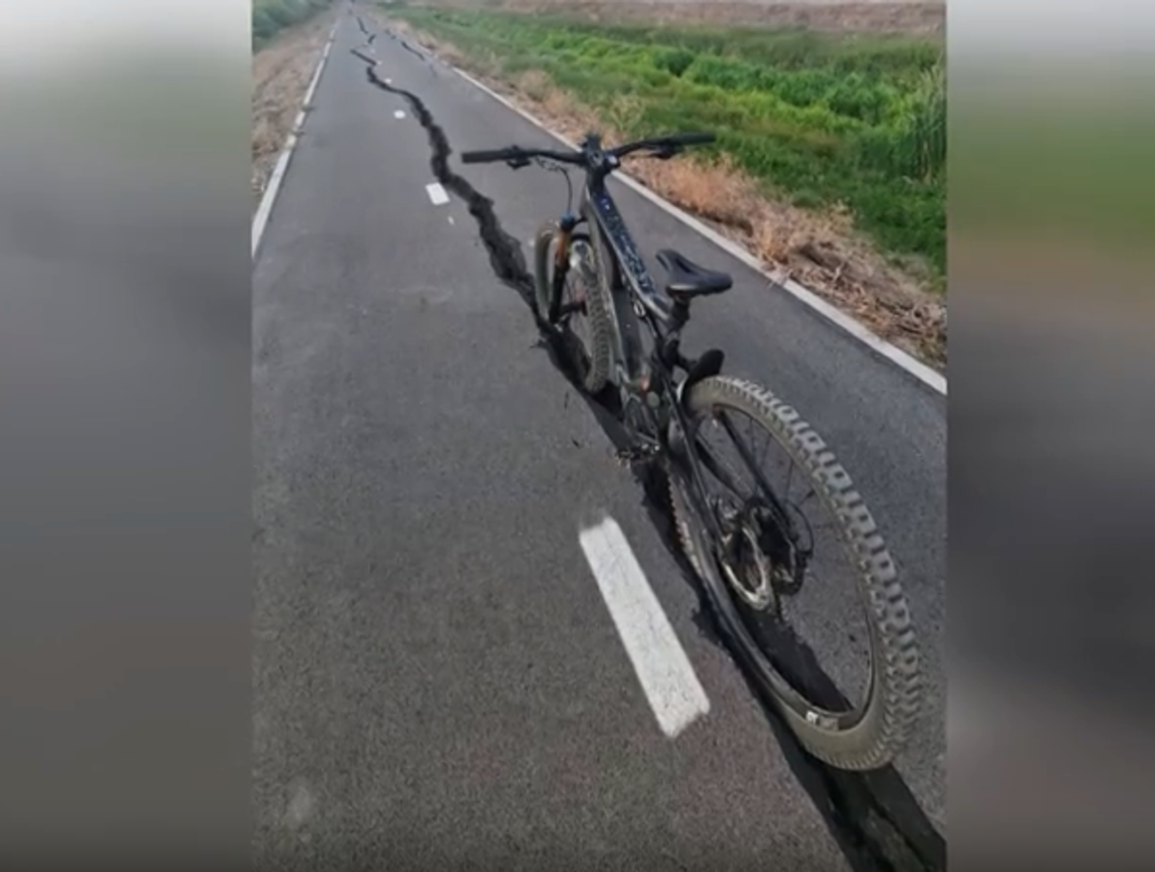 Iba ročný cyklochodník sa rozpadá. V strede trate sú obrovské diery