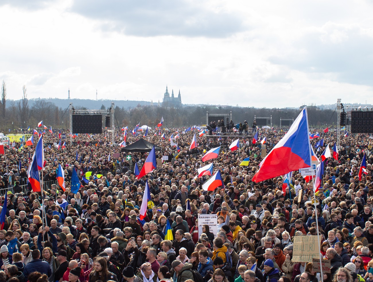 Desaťtisíce ľudí v Prahe protestujú proti krokom Babišovej vlády
