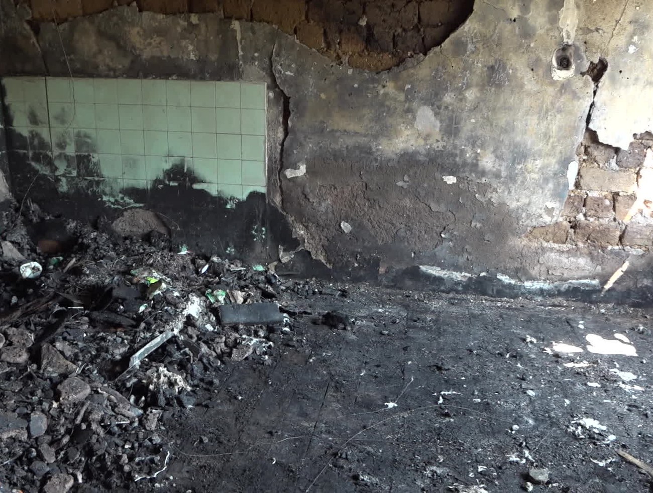 Dôchodkyňa mala úmyselne podpáliť rodinný dom. O strechu nad hlavou prišlo šesť ľudí