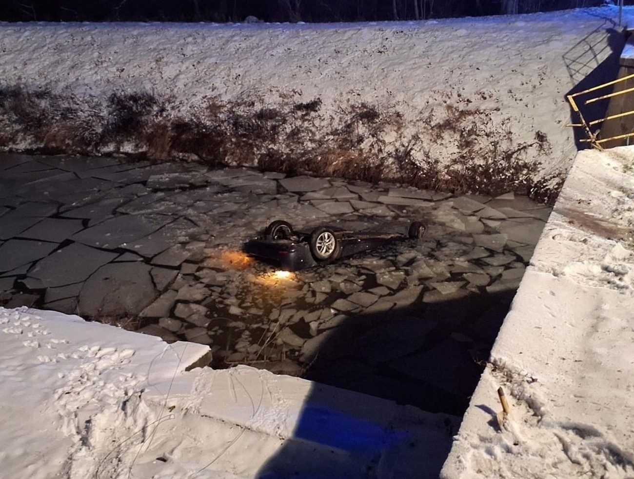 Nevytočil zákrutu a skončil v rieke. Šofér nemal šancu prežiť