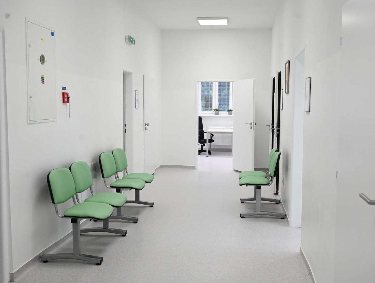 Bombu v nemocnici v Trnave mali hľadať aj zamestnanci. Čo na to bezpečnostný analytik?