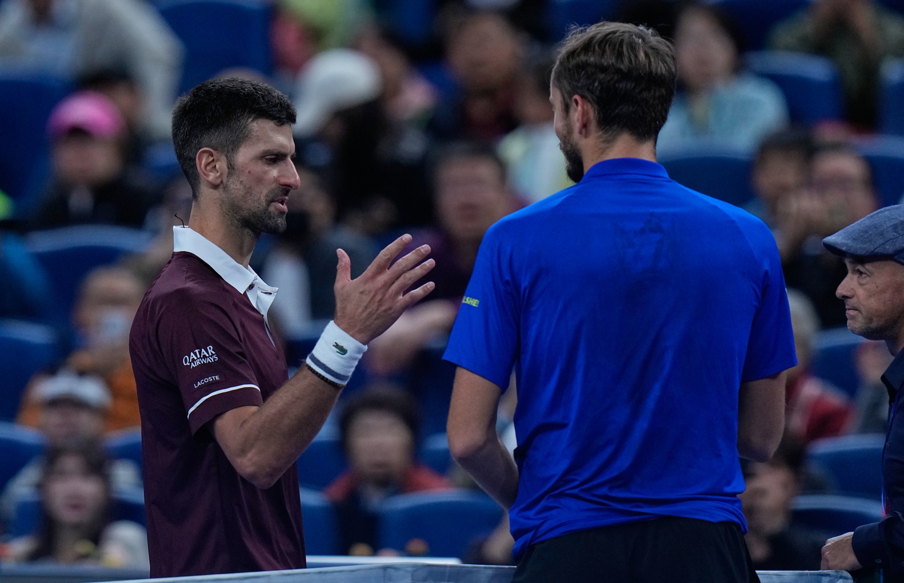 Šokujúci koniec semifinále! Medvedev bol diskvalifikovaný, Djokovič oslavuje postup
