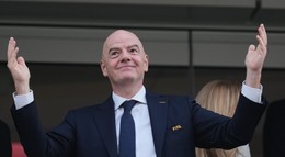 Monitor rasizmu vyzval FIFA, aby odvolala rozhodcu za gesto rukou