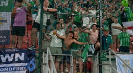 Fanúšikovia Severného Írska si pred zápasom v Trnave užili poriadnu zábavu! Pridali sa k pouličnému spevákovi