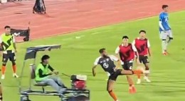 VIDEO: Bizarný moment v Thajsku! Hráča pri rozcvičke prešiel trávnikový valec
