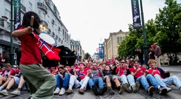 Korunný princ Haakon „vesloval“ po postupe Nórov s fanúšikmi