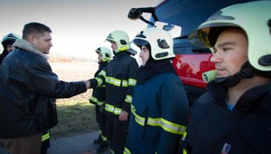Darček od premiéra. Fico priniesol hasičom ohnivú vodu