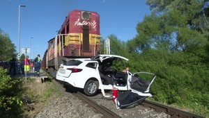 Vlak pred sebou tlačil auto vyše 100 metrov, vodiča zachraňoval vrtuľník