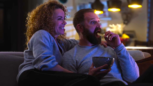 Dámy, pozerávate so svojím partnerom televízor? V TEJTO situácii sa zaručene spoznáte!