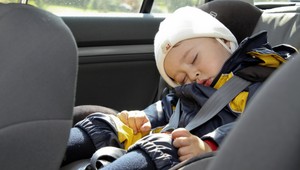 Žena nechala v aute 4-mesačné dieťa, zlodej jej ho zatiaľ ukradol