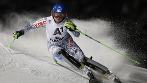 Velez-Zuzulová vo Flachau piata, Vlhovú zastavil špicar