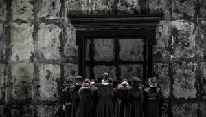 Odborníci a divadlá upozorňujú na nový fenomén: Vyťahujete v divadle mobil a nakrúcate? Porušujete zákon