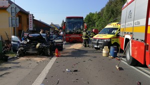 Vážna nehoda autobusu v Ružomberku. Auto prešlo do protismeru