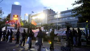 Policajné komando vtrhlo do televízie, vysielala na čierno