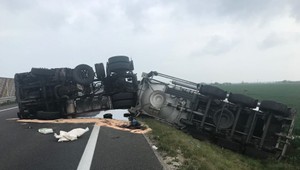 Pri dopravnej nehode narazilo osobné auto do cisterny. Pre šmyk vrazilo do ďalšieho kamióna