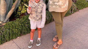 Neprehliadnete ju: Keď sa táto babička prejde po meste s vnúčatami, všetkým padne sánka