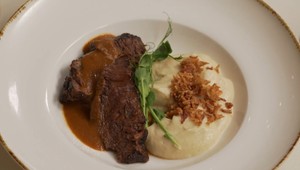 HLAVNÉ JEDLO - Hovädzie líčka na koreňovej zelenine so zelerovým pyré