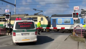 Dôchodcu pri prechádzaní cez koľajnice zrazil rýchlik. Stalo sa to len pár metrov od podchodu pre chodcov