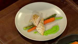 Prírodné kuracie prsia s grilovanou špargľou a mrkvou s hráškovo-mätovým krémom