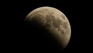 Mesiac sa dnes takmer celý ponoril do úplného tieňa Zeme