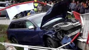 Predbiehanie auta, nezvládnuté riadenie a mohlo sa to skončiť výbuchom. Šofér narazil do potrubia