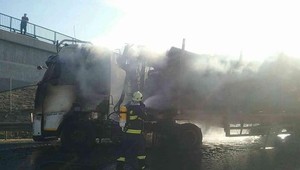 Na ceste R1 zachvátili plamene kamión, náves bol plne naložený drevom