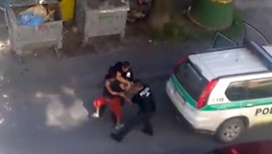 Zábavné video zatýkania Róma. Bránil sa zubami nechtami