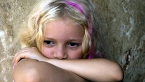 Susedia zachránili deti. Matka ich týrala, tvrdia