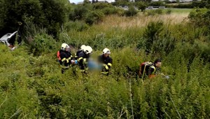 V zákrute vošiel do protismeru, vyletel z cesty do priekopy a s autom sa viac razy prevrátil