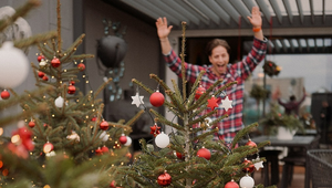 Vianočný maniak..? Český spevák má doma OSEM vianočných stromčekov!